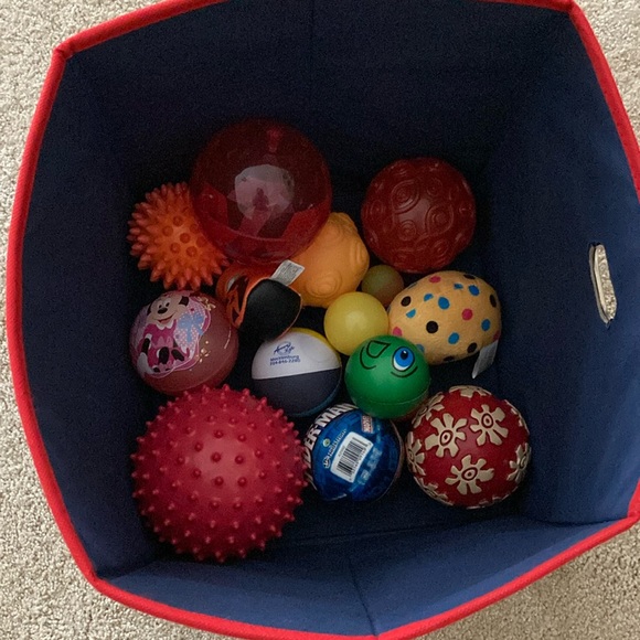 Balls to play and throw around. Various sizes and shapes. 16 in total. - Picture 3 of 9